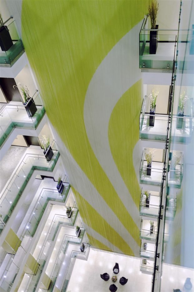 detalle del mural realizado con eslabones Kriskadecor en el Hotel Royal Ascot de Dubai