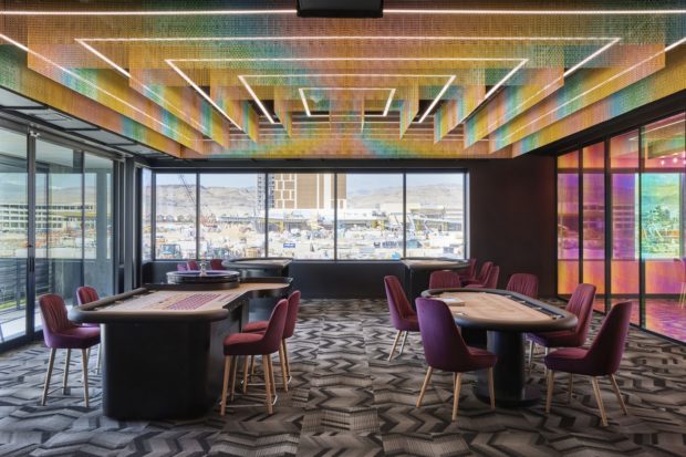 Oficinas en Las Vegas fusionan diseño funcional y la energía de un casino con cadenas Kriskadecor