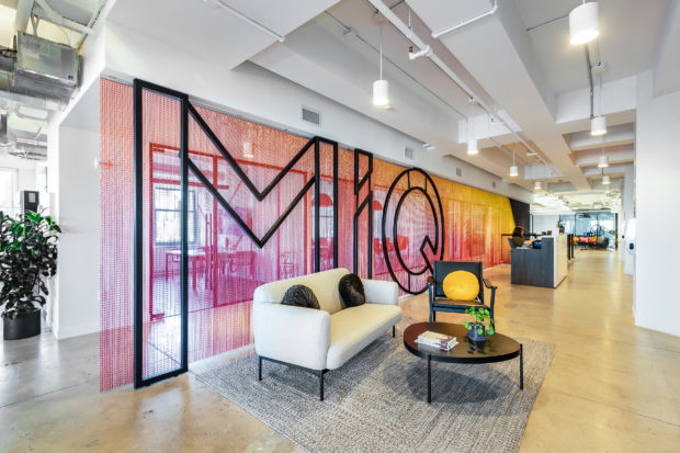 Proyecto de Kriskadecor: Creatividad y color en las oficinas de MiQ en el corazón de Manhattan