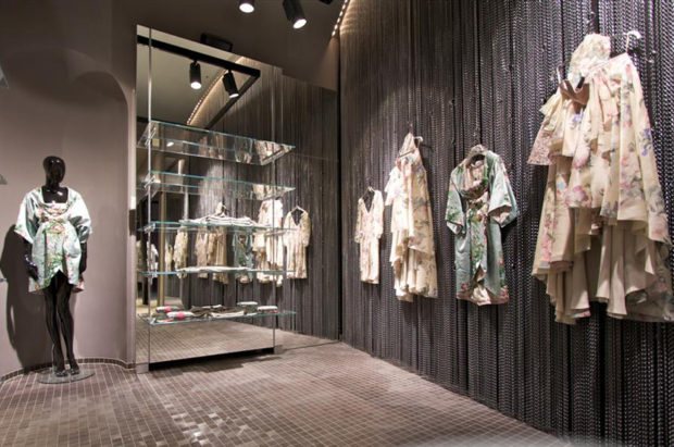 Revestimiento de pared con eslabones anonizados con color plata Kriskadecor em Don Gil Store, Vienna, Austria.
