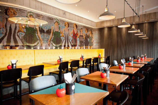 En el restaurante GBK encontramos una solución de recubrimiento de pared Kriskadecor con una imagen de alta definición