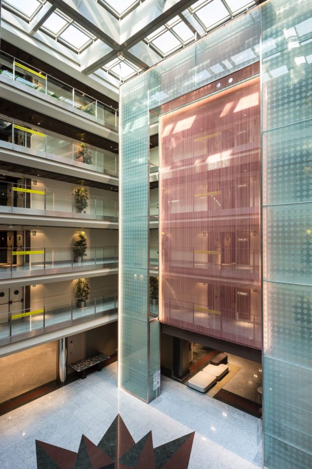 El Marriott Auditorium de Madrid integra eslabones de aluminio Kriskadecor en su diseño innovador de lobby