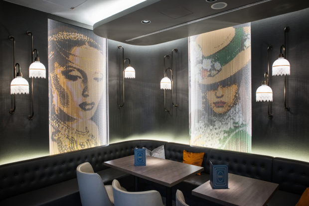 Instalación Kriskadecor en el Hotel Marriot Renaissance con reproducción gráfica en cadena kriska anonizada