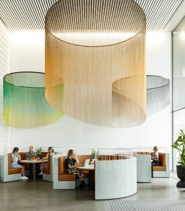 Aldgate Tower espacio coworking donde destaca la instalación de eslabones Kriskadecor 