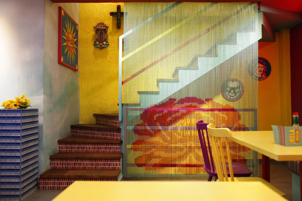 Hola Mexicana es un viaje sensorial a través del color y la tradición, gracias a la representación gráfica en los eslabones Kriskadecor