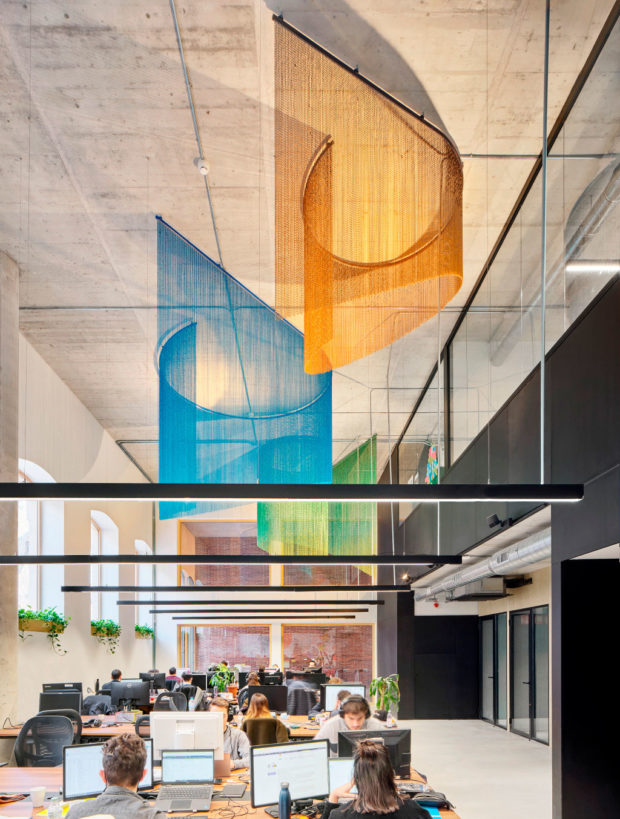 Oficinas Papernest: Un Diseño Funcional y Elegante en el que encontramos una instalación a techo de cadenas Kriskadecor.