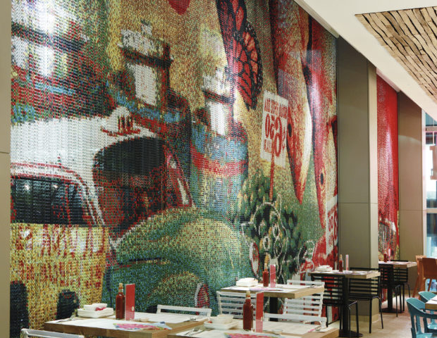 Dos cortinas de eslabones Kriskadecor de 15m compuestas por más de 400.000 eslabones de colores decoran el Wahaca Canary Wharf Restaurant