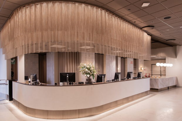 La instalación de techo Kriskadecor en la recepción da la bienvenida a los visitantes del Casino Cosmopol en Gotemburgo.