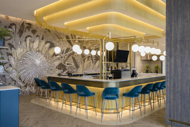 Esta instalación kriskadecor en forma de rectángulos concéntricos coronan la barra del del bar del Courtyard Hotel Waterfall City