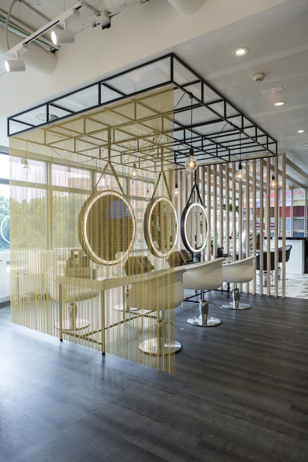L’Oréal Salon Emotion es espacio donde diseño y funcionalidad se fusionan a la perfección, las cadenas Kriskadecor delimitan los espacios.