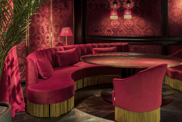 El club ZUU del Hotel Sofía presenta sillas con flequillo de Kriskadecor, inspirado en los cabarés parisinos.