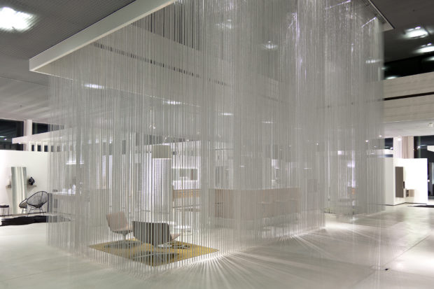 Showroom Talsee presenta un 'efecto lluvia' con Kriskadecor: un sistema modular, separando espacios y envolviendo la zona central