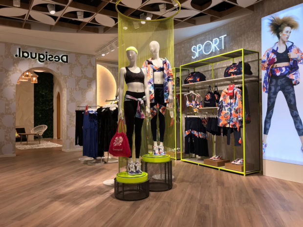 Un universo de color y creatividad en la tienda Desigual con instalación de cadena Kriskadecor en tonos vivos