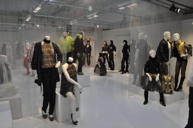 Cofrad Mannequins Store en París apuesta por los separadores de Kriskadecor para realzar su showroom de arte y moda