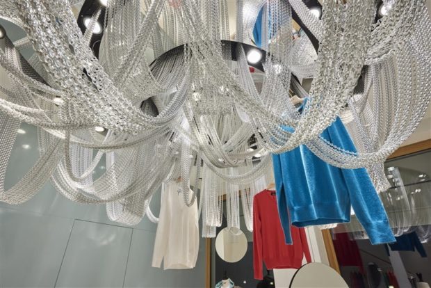 La boutique Allude incluye la instalación de más de 1.600 m de cadena plateada Kriskadecor fijada alrededor de 5 elipses concéntricas.