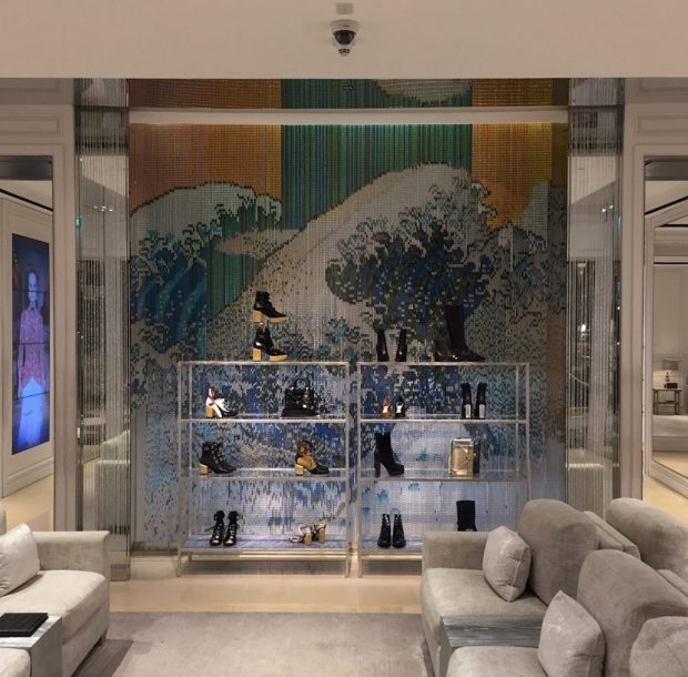 Dior Showroom The Dubai Mall impacta con separador de espacios de Kriskadecor inspirado en 'La gran ola de Kanagawa