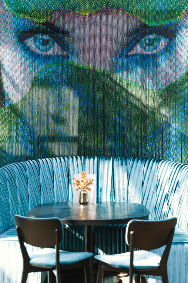 Detalle de la mesa con el separador de espacios Kriskadecor en el Lseven beach club