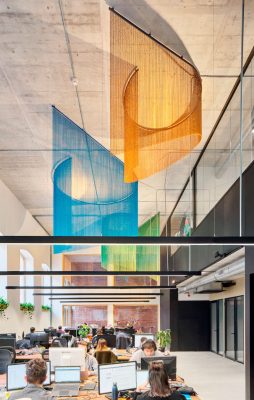 Oficinas Papernest: Un Diseño Funcional y Elegante en el que encontramos una instalación a techo de cadenas Kriskadecor.